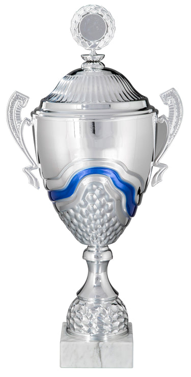 Eine silberne Trophäe der Pokale Aurich 4-er Pokalserie 412 mm – 516 mm PK758720-4-E50 mit aufwendigen Details, blauen Akzenten, Griffen auf beiden Seiten und einem Deckel, auf einem Marmorsockel platziert.